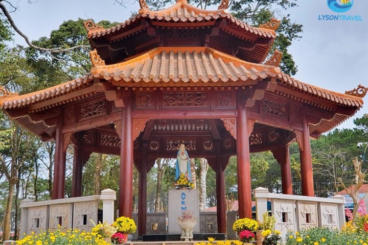 The statue of Our Lady of Mang Den